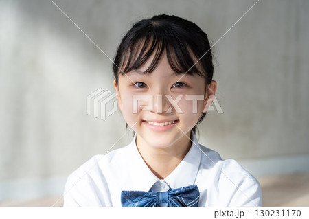制服姿で微笑む女子学生のアップ 130231170