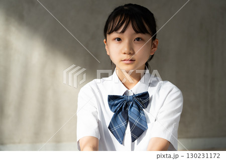 真剣な表情で見つめる女子学生 130231172