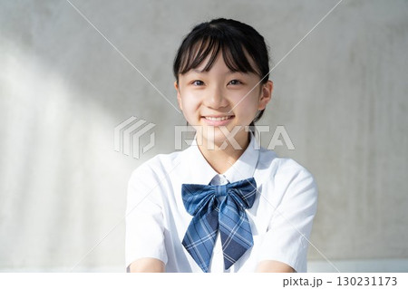 制服姿で微笑む女子学生のポートレート 130231173