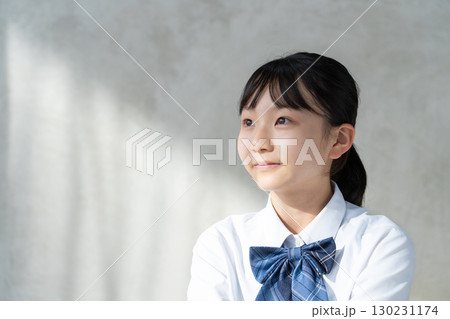 制服姿で微笑む女子学生のポートレート 制服姿で微笑む女子学生のポートレート 130231174