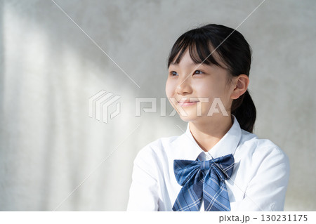 制服姿で微笑む女子学生のポートレート 130231175