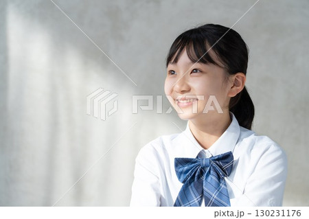 制服姿で微笑む女子学生のポートレート 制服姿で微笑む女子学生のポートレート 130231176