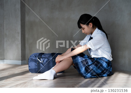 体育座りでうなだれる女子学生の横姿 体育座りでうなだれる女子学生の横姿 130231536