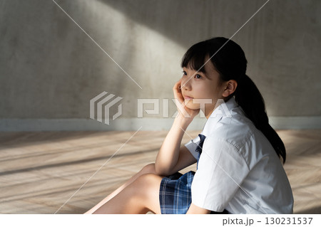頬杖をつき考え込む女子学生の横顔 130231537