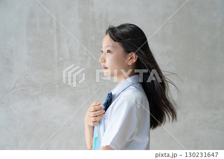 髪がなびく女子学生の真剣な横顔 130231647