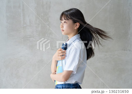 髪がなびく女子学生の真剣な横顔 130231650