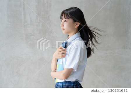 髪がなびく女子学生の真剣な横顔 髪がなびく女子学生の真剣な横顔 130231651