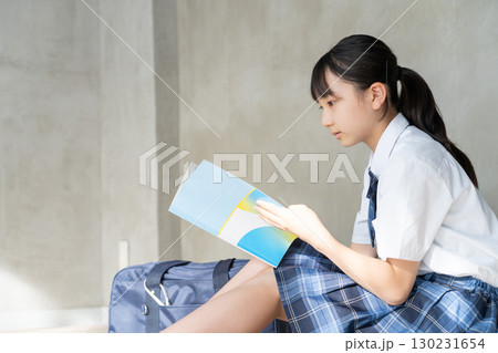 教材を読む女子学生の横顔 教材を読む女子学生の横顔 130231654