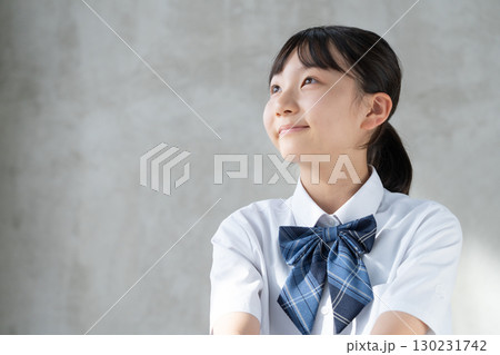 制服姿で未来を見つめる女子学生のポートレート 制服姿で未来を見つめる女子学生のポートレート 130231742