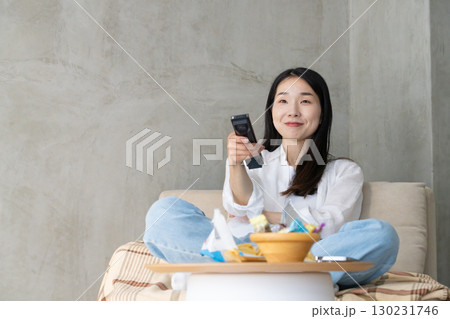 ソファでテレビを楽しむ大人の女性 ソファでテレビを楽しむ大人の女性 130231746