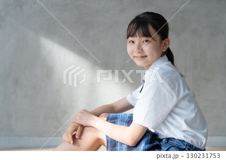 自然な笑顔を見せる女子学生 自然な笑顔を見せる女子学生 130231753