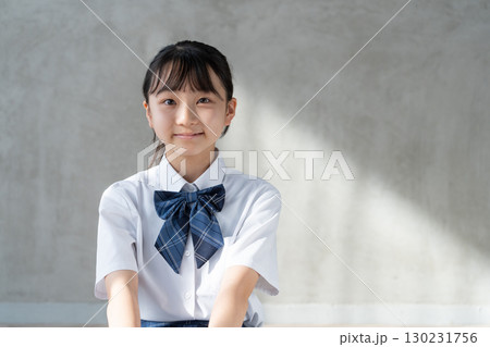 正面を見つめる女子学生の真剣な表情 正面を見つめる女子学生の真剣な表情 130231756
