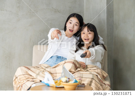 驚きの表情を見せる仲良し母娘 130231871