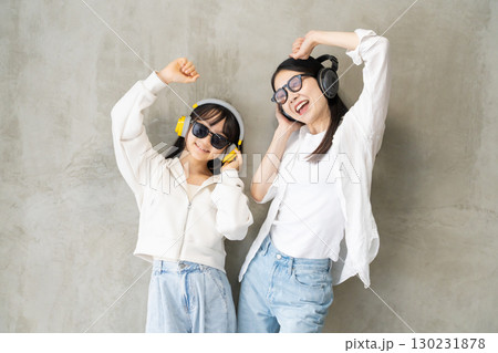音楽を聴きながらダンスを楽しむ仲良し親子 音楽を聴きながらダンスを楽しむ仲良し親子 130231878