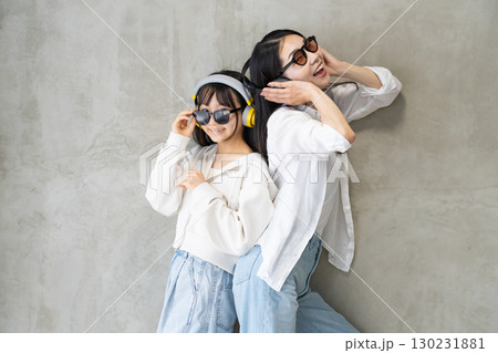 音楽を聴きながらダンスを楽しむ仲良し親子 130231881