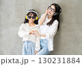 音楽を聴きながらダンスを楽しむ仲良し親子 130231884