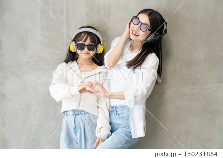 音楽を聴きながらダンスを楽しむ仲良し親子 音楽を聴きながらダンスを楽しむ仲良し親子 130231884