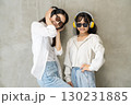 音楽を聴きながらダンスを楽しむ仲良し親子 130231885