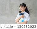 教材を持って爽やかに微笑む女子学生 130232022