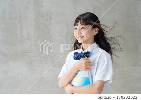 教材を持って爽やかに微笑む女子学生 教材を持って爽やかに微笑む女子学生 130232022