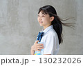 教材を持って爽やかに微笑む女子学生 130232026