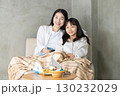 ブランケットに包まれテレビを楽しむ親子 130232029