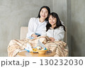 ブランケットに包まれテレビを楽しむ親子 130232030