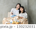 ブランケットに包まれテレビを楽しむ親子 130232031