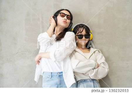 音楽を聴きながらダンスを楽しむ仲良し親子 130232033