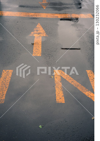 雨の日の道路の状況 雨の日の道路の状況 130232066
