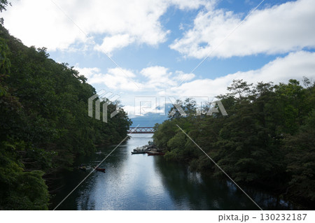 支笏湖と川辺	 130232187