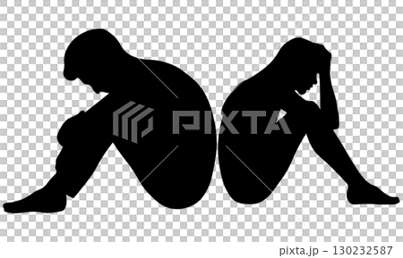 落ち込む男女のシルエットと悩みを抱える姿 130232587