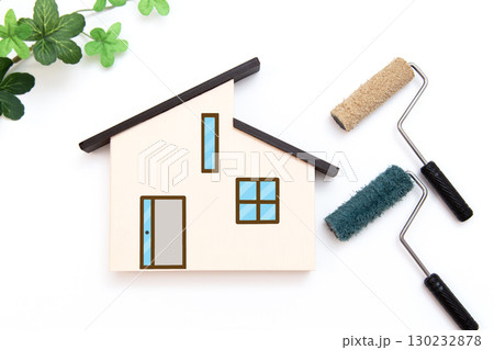 住宅と塗装ローラー　住宅塗装　外壁塗装　イメージ 130232878
