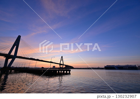 朝焼けに染まる名港東大橋 130232907