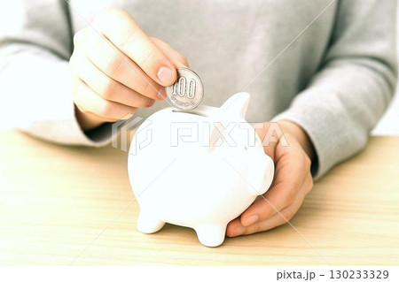 お金の受け渡し・金融取引イメージ　 お金・現金・資金移動・手渡し 130233329
