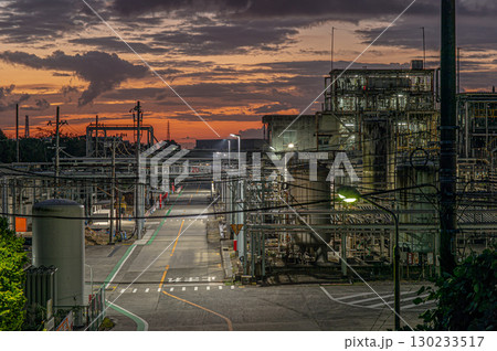 朝焼けに染まる工場 130233517