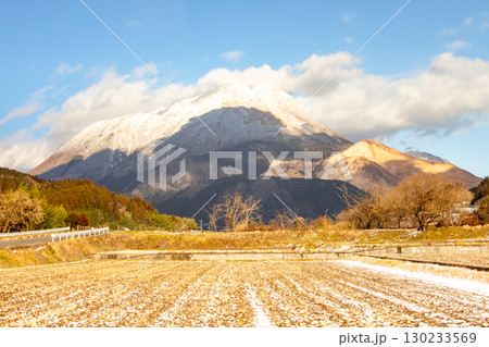 積雪の由布岳 積雪の由布岳 130233569