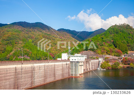 耶馬渓ダムと紅葉 130233626