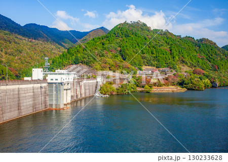耶馬渓ダムと紅葉 130233628