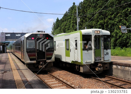 ディーゼルカーの列車交換　磐越西線　山都駅　福島県 130233781