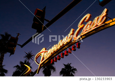 アメリカ ネバダ州 ラスベガス ダウンタウンのネオンサイン 130233903