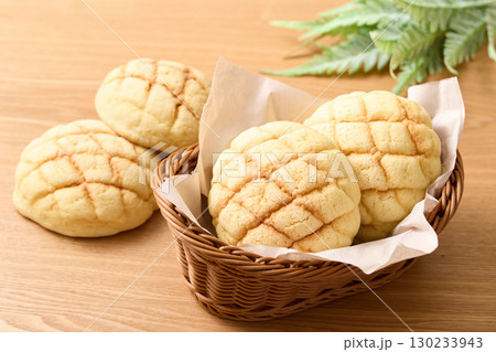 かごに盛ったメロンパン 130233943