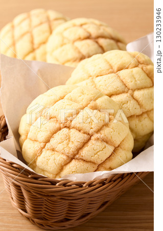 かごに盛ったメロンパン 130233946