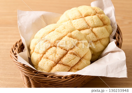 かごに盛ったメロンパン 130233948