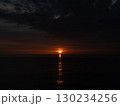 東シナ海に沈む夕陽 130234256