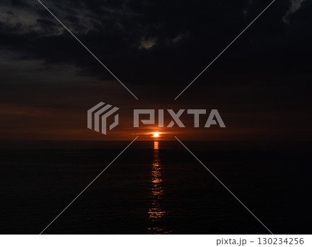 東シナ海に沈む夕陽 東シナ海に沈む夕陽 130234256