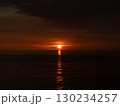 東シナ海に沈む夕陽 130234257