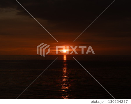 東シナ海に沈む夕陽 東シナ海に沈む夕陽 130234257