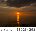 東シナ海に沈む夕陽 130234262