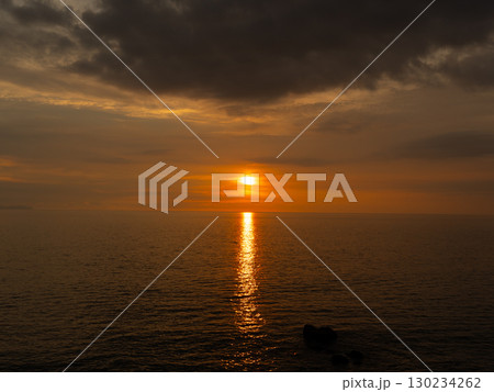 東シナ海に沈む夕陽 130234262